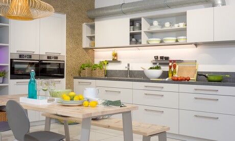 Gemütlich und funktional zugleich: Küche für die ganze Familie mit Esstisch und Regal Gemütlich und funktional zugleich: Küche für die ganze Familie mit Esstisch und Regal