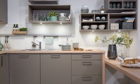 Trendfarbe Grau mit Holzblenden - modern und schön Trendfarbe Grau mit Holzblenden - modern und schön